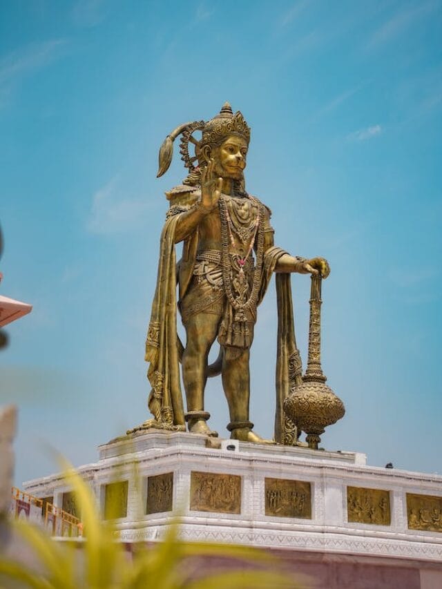 free-photo-of-blue-sky-over-golden-statue