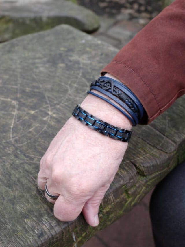 Shani Remedies-यदि किसी की राशि में चल रहा है शनि दोष ,कलाई में पहनें नीला धागा