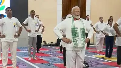 डल झील के किनारे योग कर रहे प्रधानमंत्री मोदी, देखिए योग करते PM Modi की तस्वीरें- International Yoga Day 2024 PM modi Yoga pics