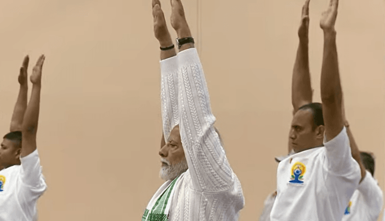 डल झील के किनारे योग कर रहे प्रधानमंत्री मोदी, देखिए योग करते PM Modi की तस्वीरें- International Yoga Day 2024 Pm Modi photo