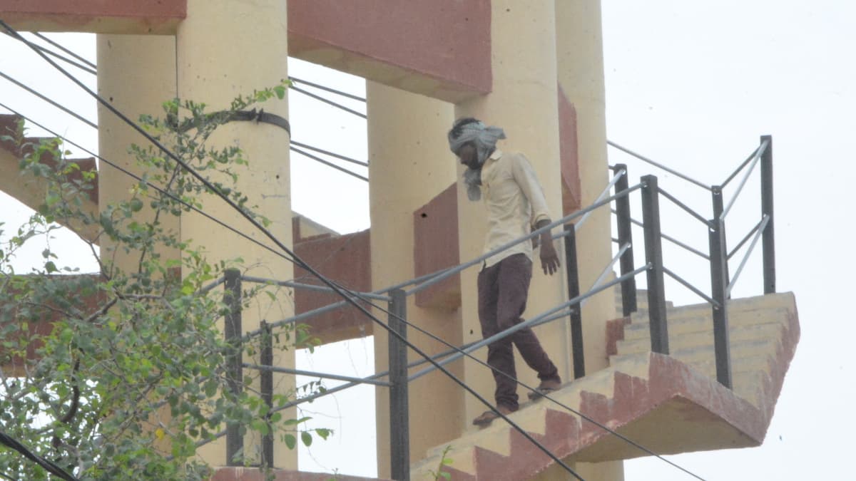 Sikar News Men Climbed On Pani Tanki