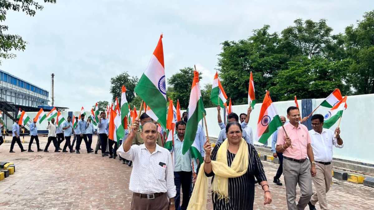 Sikar News: सीकर के दिव्यांगों ने निकाली तिरंगा रैली, तस्वीरों में देखिए हर घर तिरंगा यात्रा का जलवा Har Ghar Tiranga See In Photos