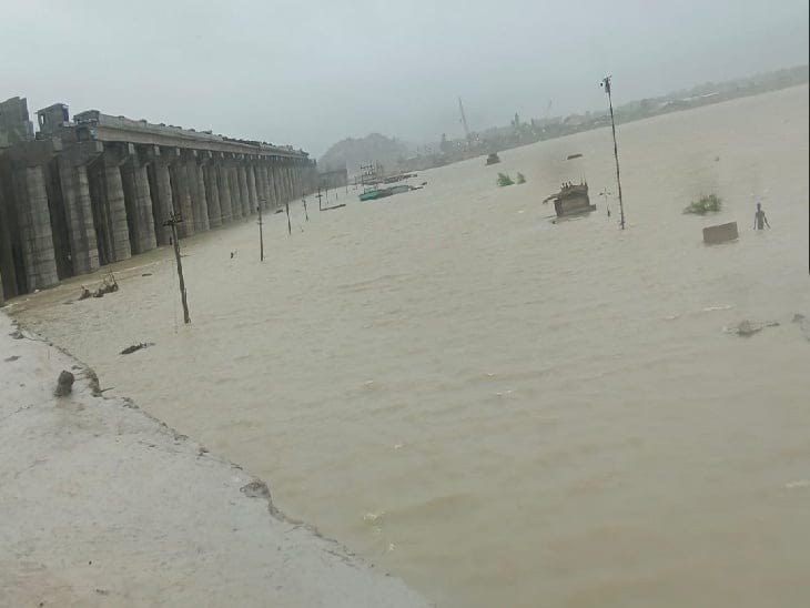 सूखी थी नदी, अचानक आया पानी, युवक बिजली का खंभा पकड़ रात भर खड़ा रहा, फिर क्या हुआ | Rajasthan News banas river heavy rain flood in rajasthan