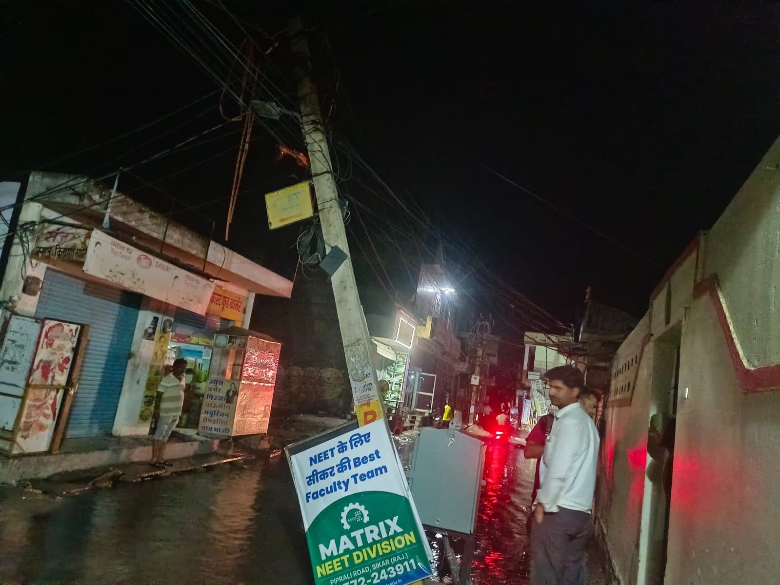 Sikar Weather News: सीकर में आंधी-तूफान और ओलों का कहर, उड़ गए होर्डिंग-पेड़ धराशायी, अगले कुछ घंटों तक अलर्ट IMG 20250524 WA0013