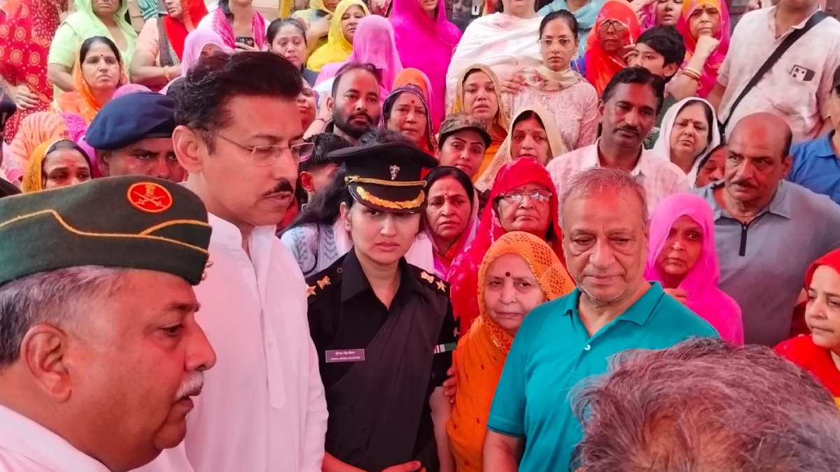 Rajveer Singh Funeral: जुड़वा बच्चों की मां, फौज की अफसर, और आज एक वीरांगना विधवा- राजवीर की पत्नी की ये तस्वीर हर दिल को झकझोर देगी jaipur rajveer funeral today news 1