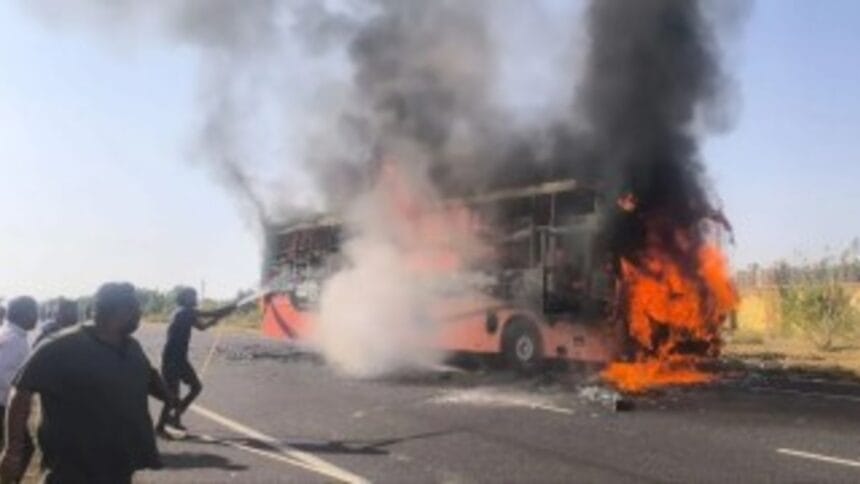 Jaisalmer Bus Fire News: जैसलमेर में चलती स्लीपर बस में लगी आग, यात्री चीखते रहे, कोई नहीं बचा सका, 15 की दर्दनाक मौत Jaisalmer Bus Fire News: जैसलमेर में चलती स्लीपर बस में लगी आग, यात्री चीखते रहे, कोई नहीं बचा सका, 15 की दर्दनाक मौत