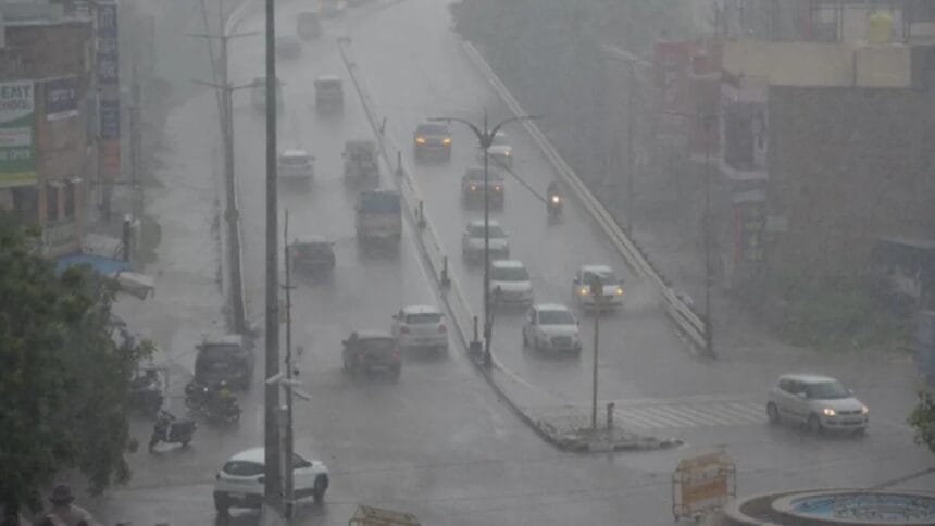 Weather Update Today: राजस्थान में बदला मौसम का मिजाज, कई जिलों में बारिश से गिरी पारे की रफ्तार