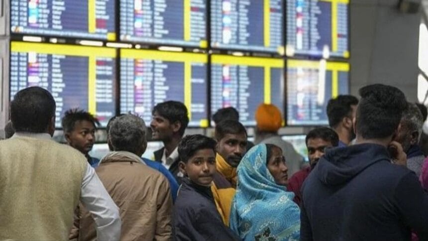 Delhi Airport Flights Delayed: 100 से अधिक उड़ानों में देरी, ATC सिस्टम में खराबी की वजह से यात्रियों को लंबा इंतजार