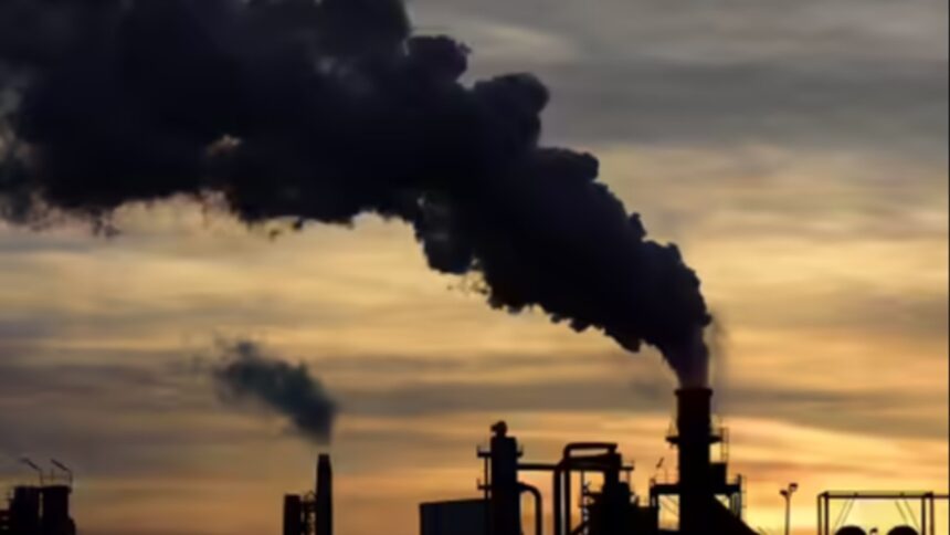 Delhi Pollution: दिल्ली में प्रदूषण ने तोड़ा रिकॉर्ड, हवा में घुला सिगरेट जितना जहर, AQI ‘हैजर्ड’ श्रेणी में पहुंचा