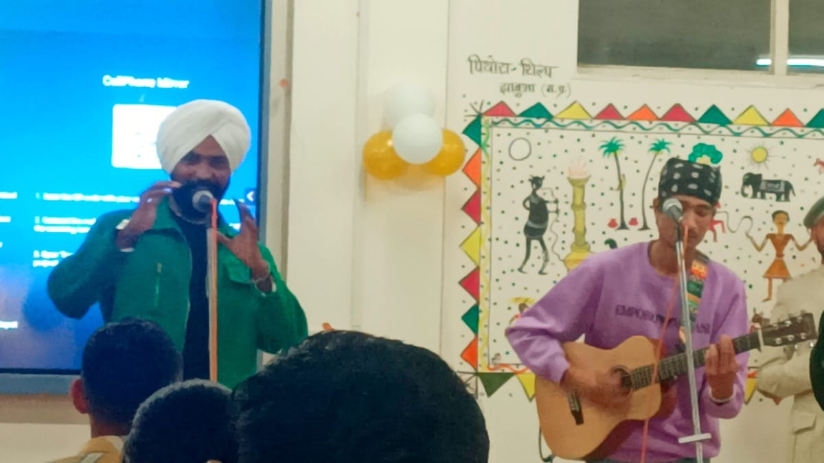 “हरियाला बन्ना हो नादान बन्ना” पर झूमे छात्र, मीडिया विभाग के फ्रेशर-फेयरवेल 2025 में मनदीप रमाणा ने बांधा समां- Shekhawati University News