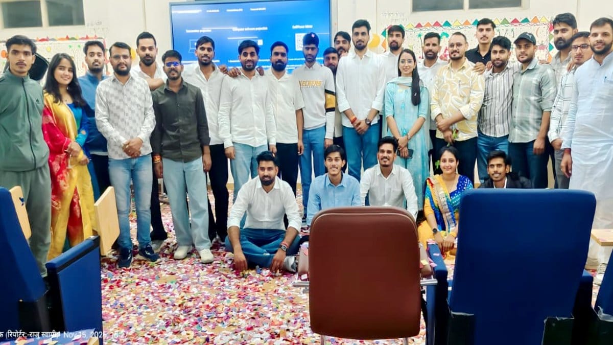 “हरियाला बन्ना हो नादान बन्ना” पर झूमे छात्र, मीडिया विभाग के फ्रेशर-फेयरवेल 2025 में मनदीप रमाणा ने बांधा समां- Shekhawati University News “हरियाला बन्ना हो नादान बन्ना” पर झूमे छात्र, मीडिया विभाग के फ्रेशर-फेयरवेल 2025 में मनदीप रमाणा ने बांधा समां- Shekhawati University News